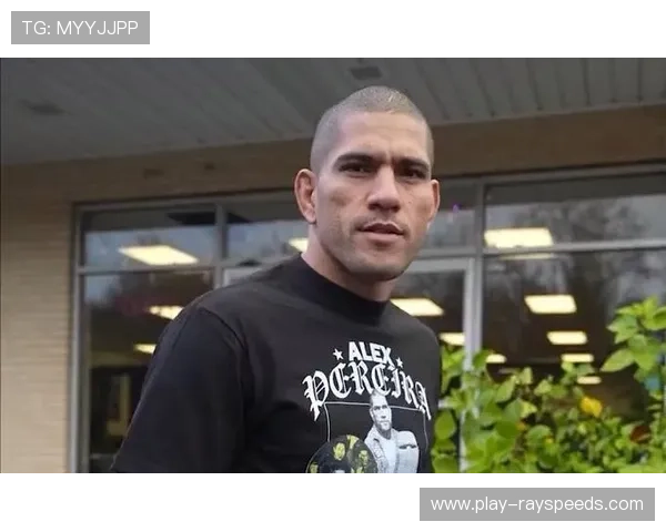 佩雷拉UFC320夺冠归乡幽默探访圣保罗轮胎店引发热议